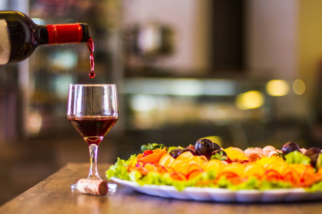 Mesa con productos gastronómicos típicos de La Rioja: vino tinto, embutidos, quesos y pinchos
